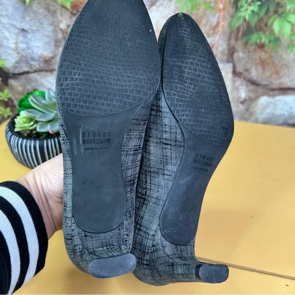 STUART WEITZMAN Gray Patterned Suede Pumps, 8.5M - Picture 10 of 12